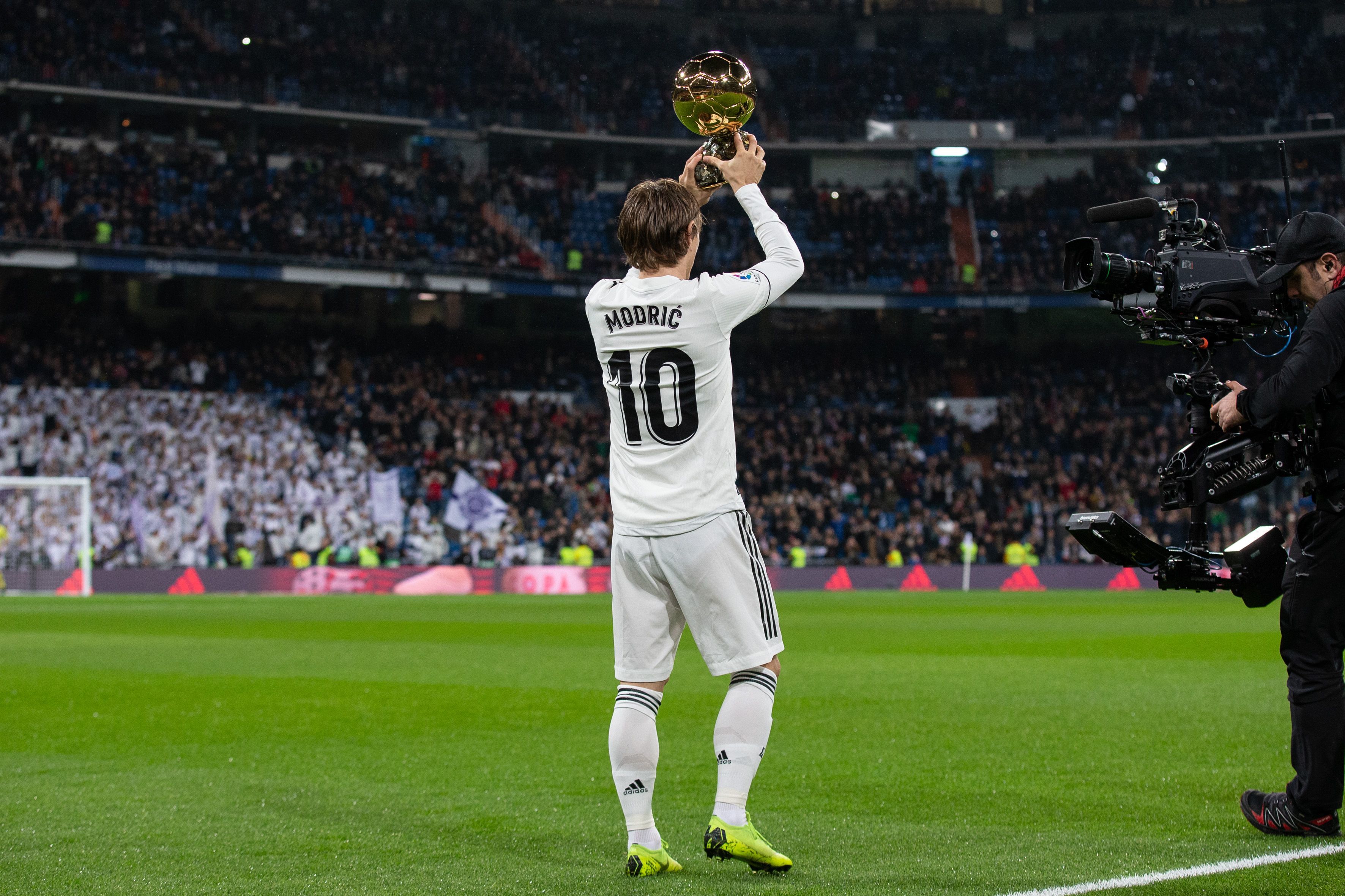 北青：向余望确定缺席中乌之战，吾米提江可能替补出场