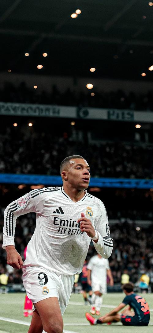 文班本赛季出战12场马刺8胜4负，缺席12场马刺9胜3负