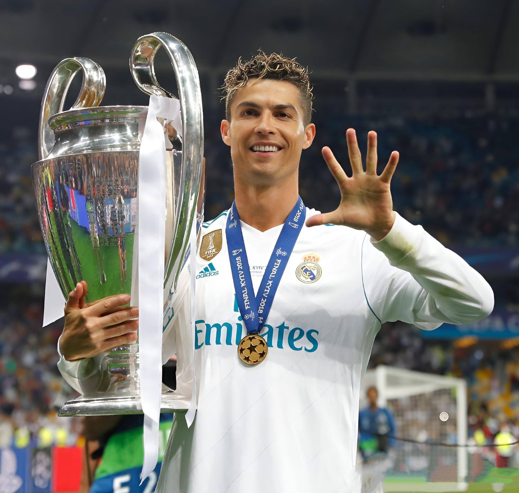 姆巴佩：于帕在本赛季属于世界最佳后卫，受到关注是很正常的