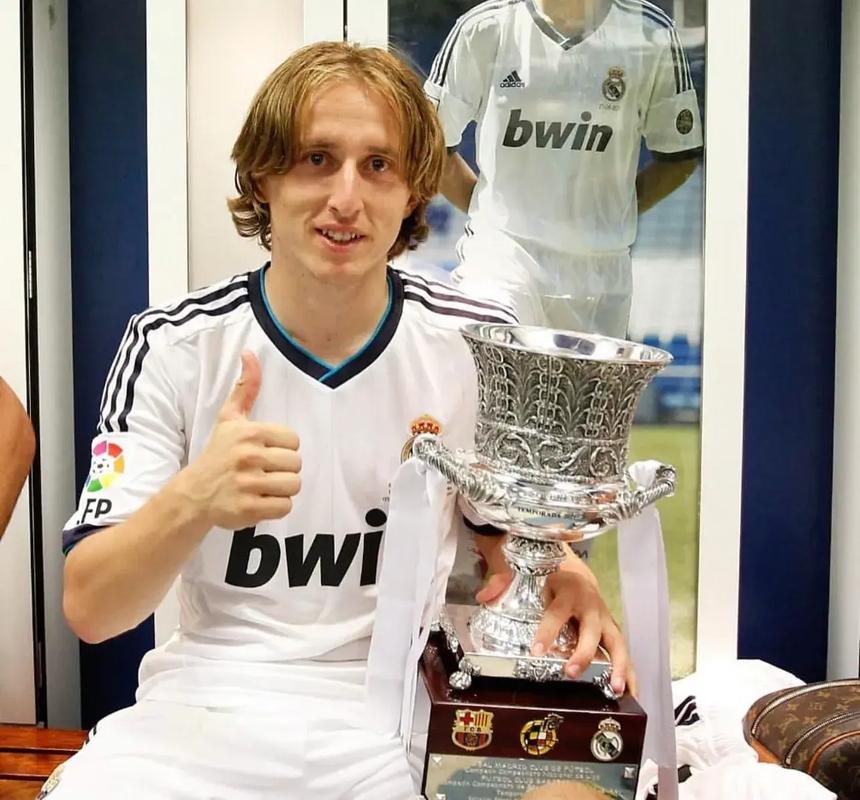 环球足球奖年度最佳教练候选：恩里克、斯洛特、弗里克在列