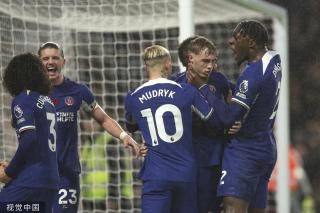 维斯塔潘和诺里斯黄胎起步，皮亚斯特里使用硬胎起步